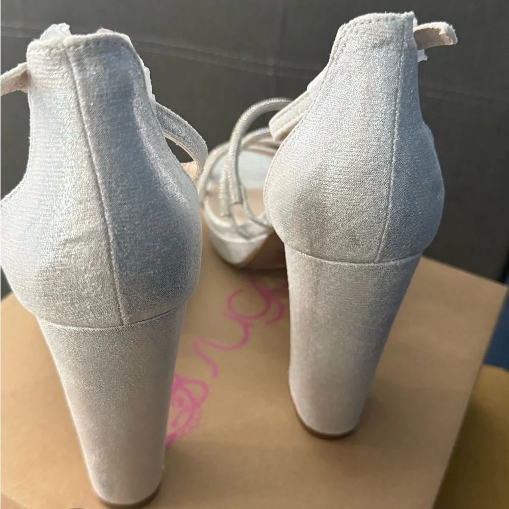 Silver and rhinestone heels 👠